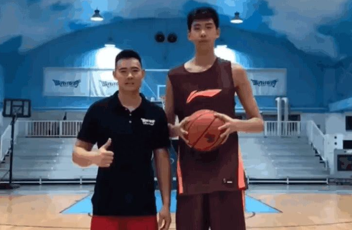 cba最高的球員是誰,cba最高球員現(xiàn)役排名前十名
