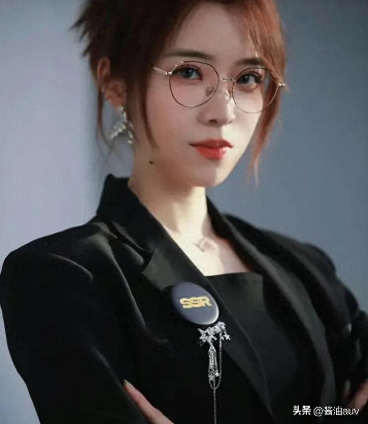  lpl女主持人名單,lpl女主持佩佩希然簡介
