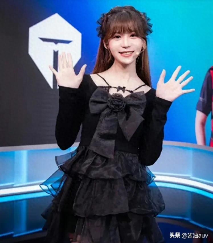  lpl女主持人名單,lpl女主持佩佩希然簡介